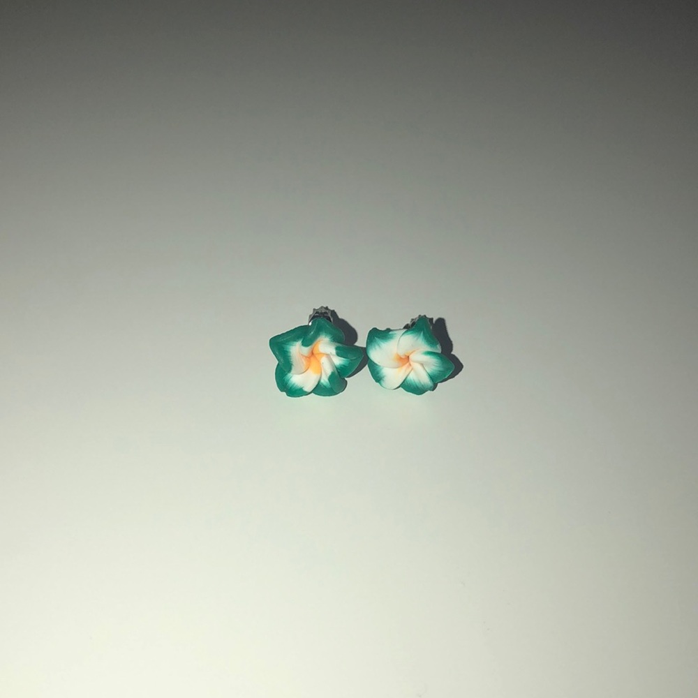 Hawaiian flower earrings in green